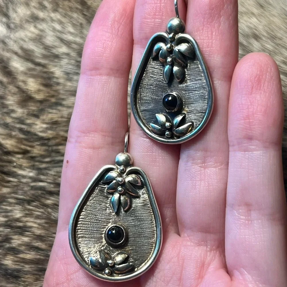 Sterling silver Leoza onyx drop flower earrings - Picture 1 of 3